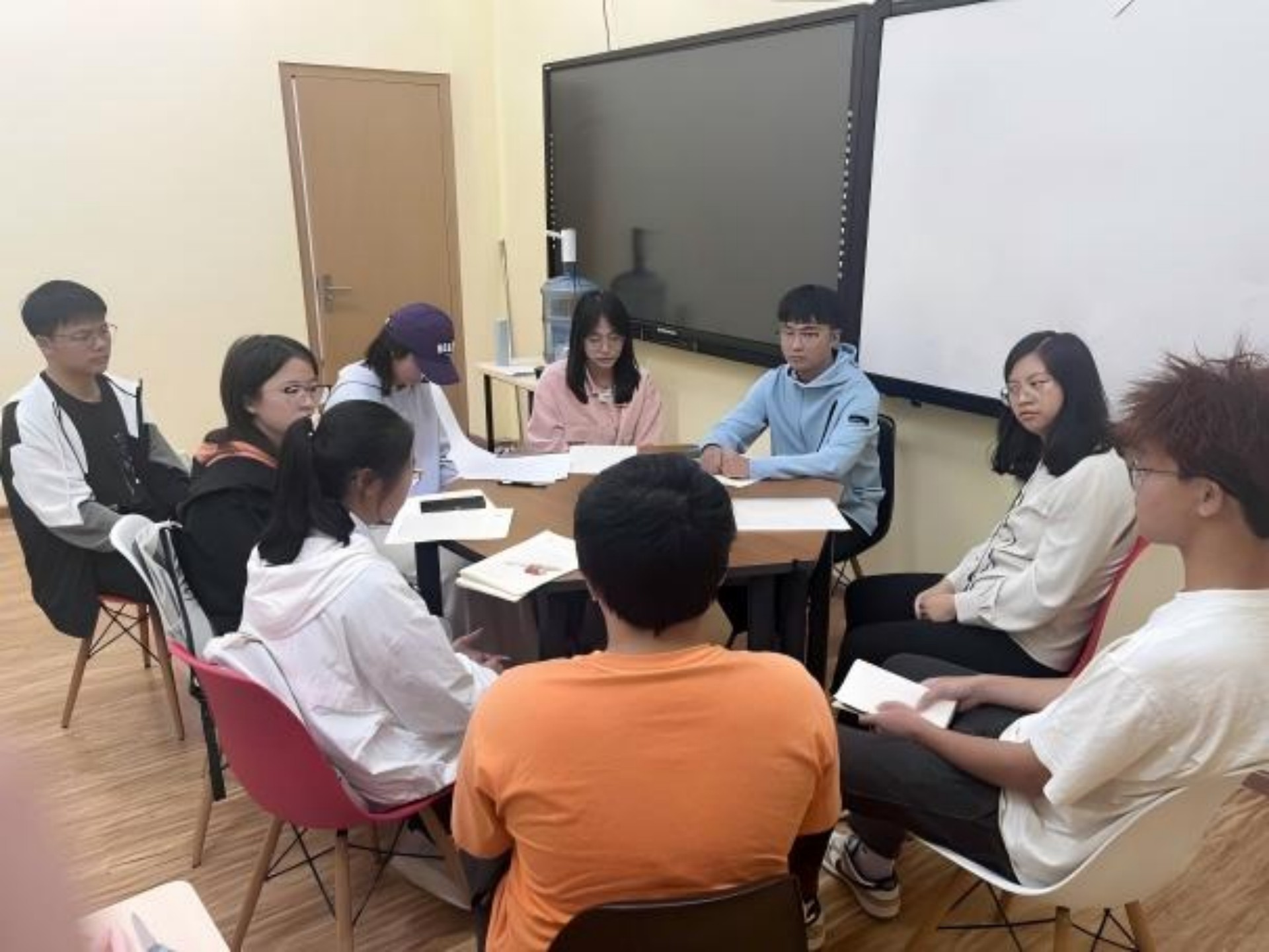 专职辅导员与学生谈心谈话.jpg